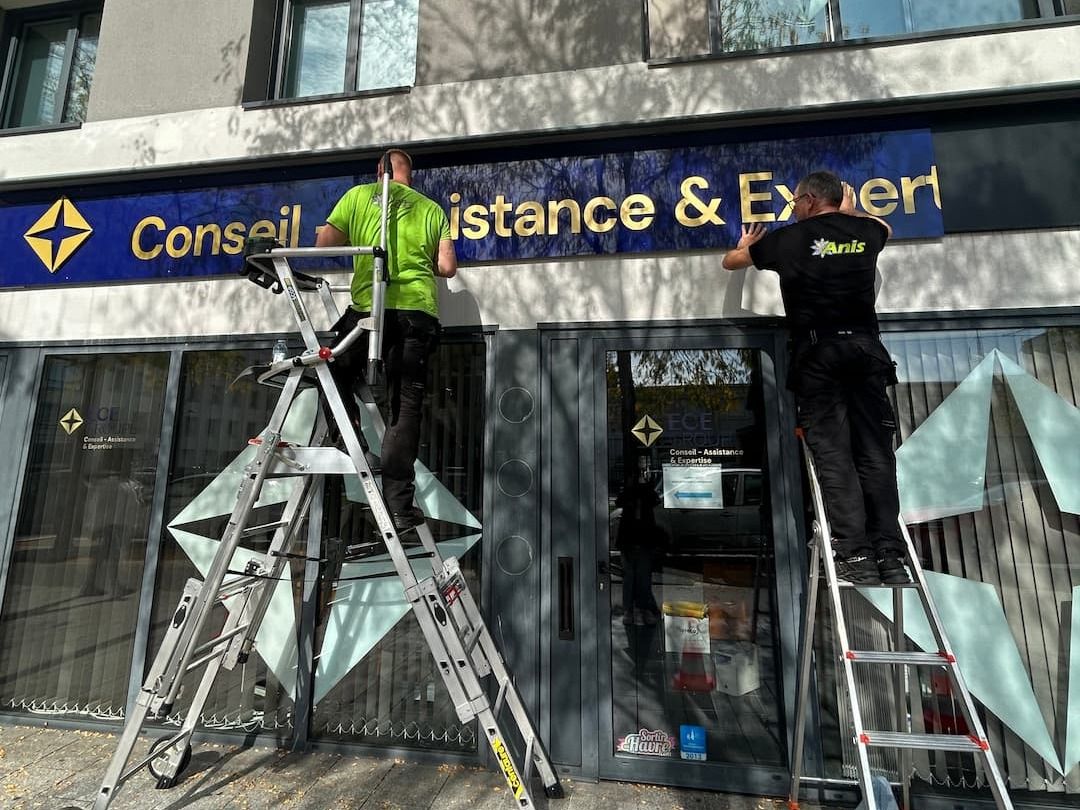 Enseigne en dibond 3mm, fixation du lettrage en relief par un système d’entretoise