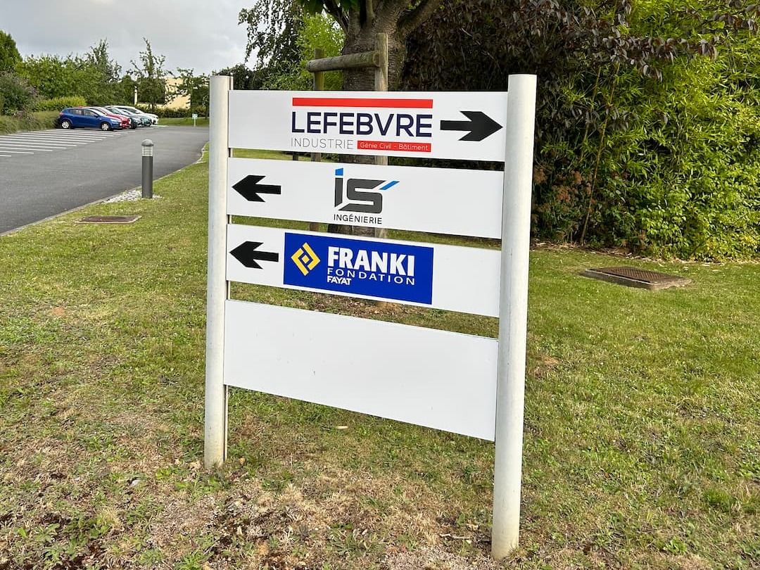 Panneaux directionnels extérieurs