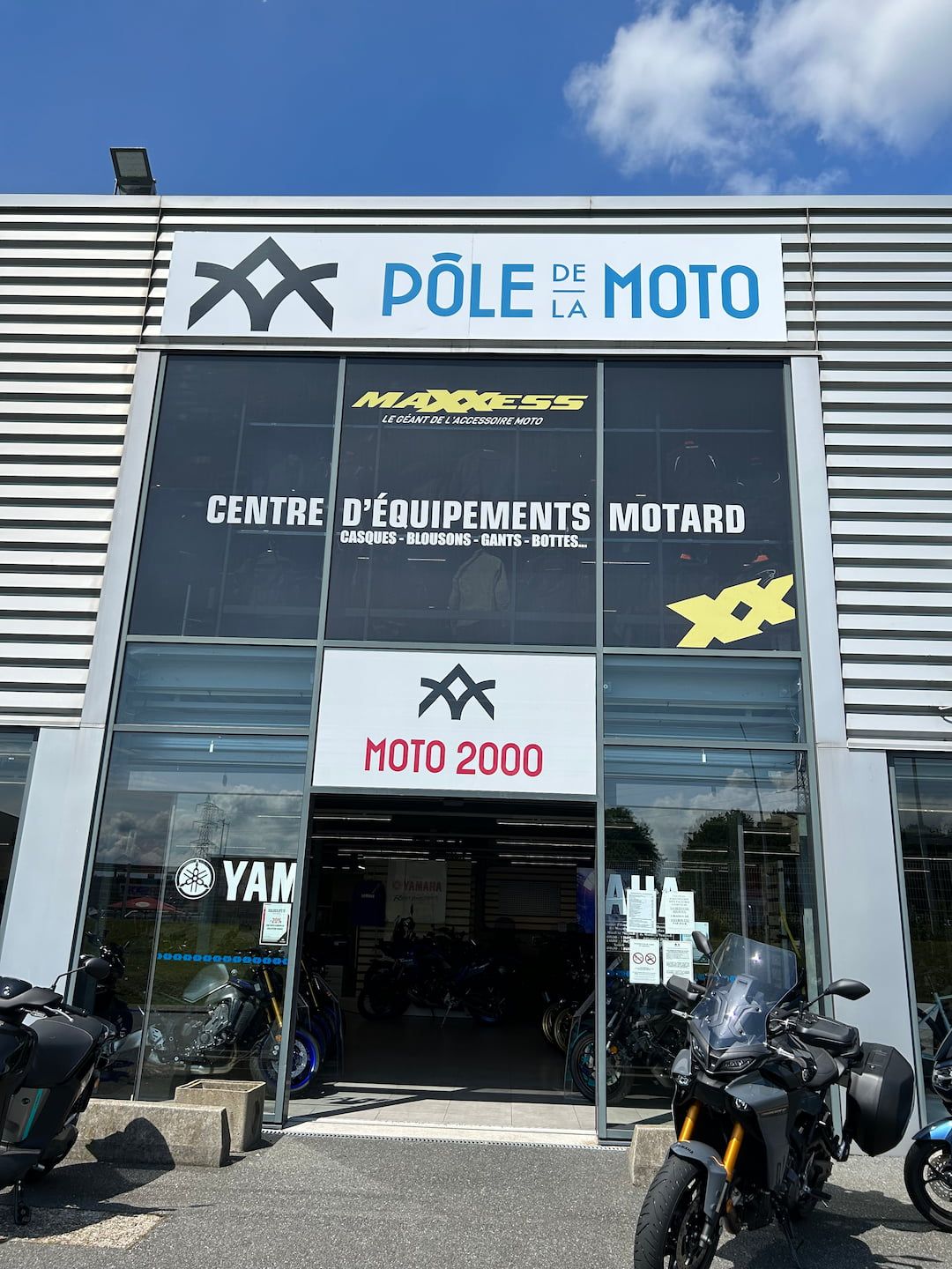 Pose d’un microperforé imprimé et enseigne en dibond 3mm