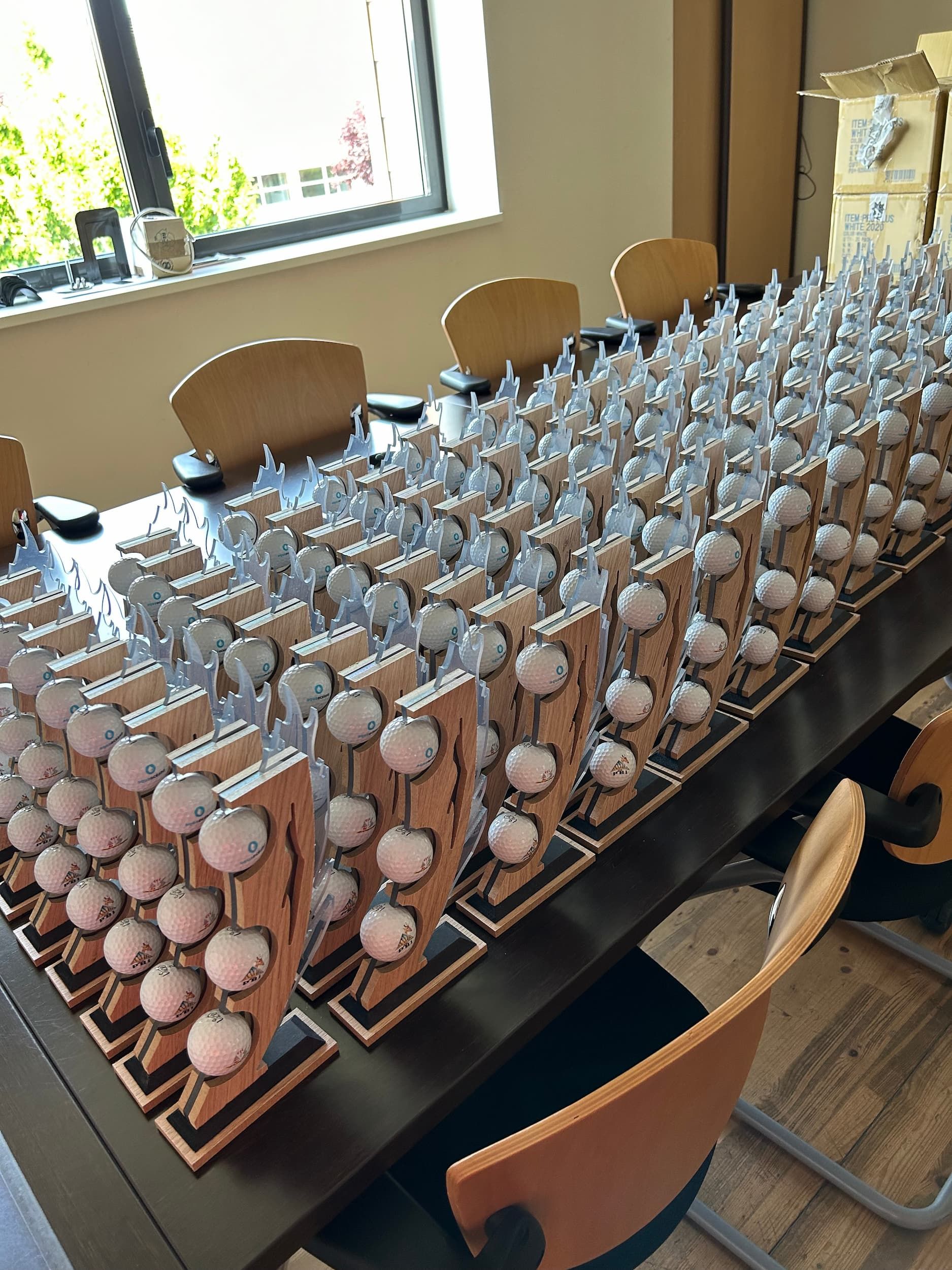 photo des plusieurs trophé pour un tournoi de golf