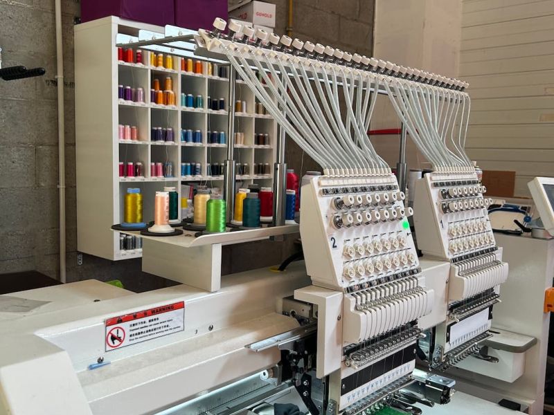 Machine à broder deux têtes