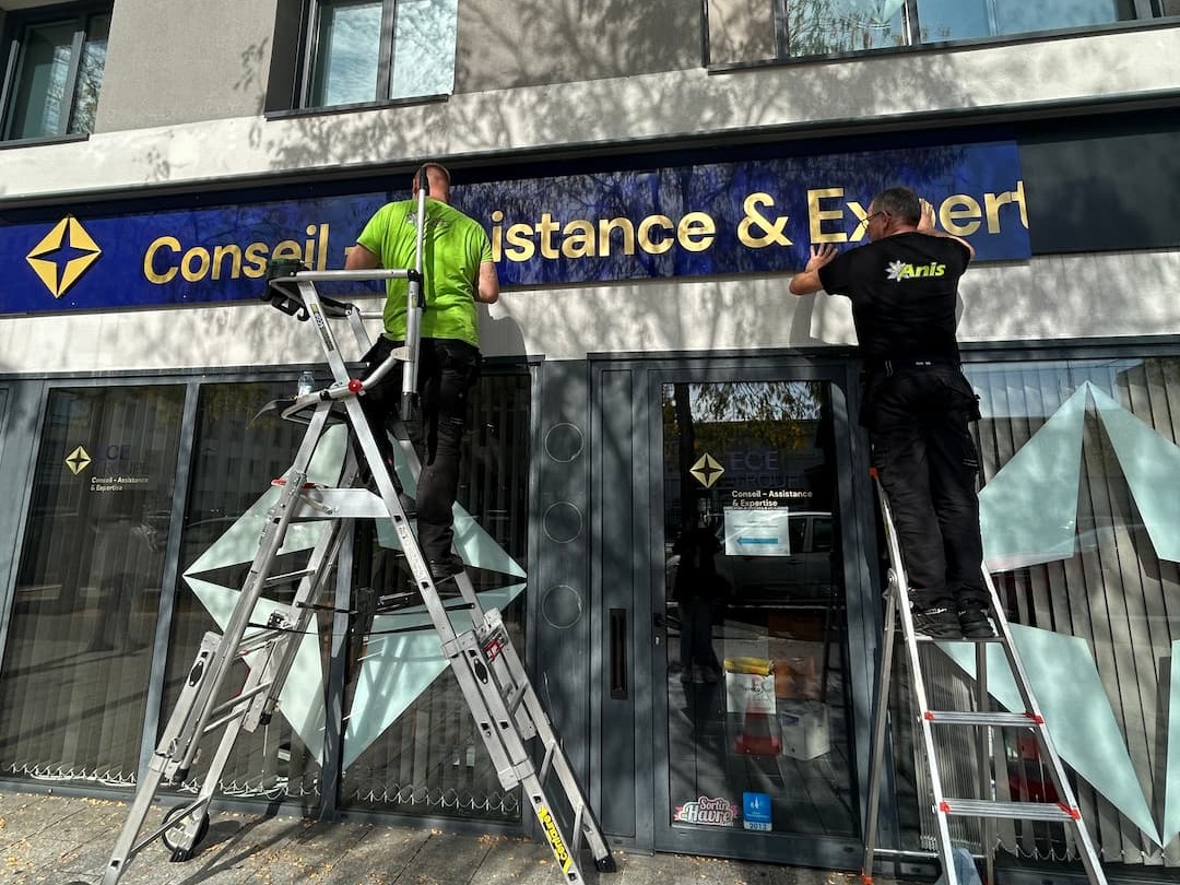 Enseigne en dibond 3mm, fixation du lettrage en relief par un système d’entretoise